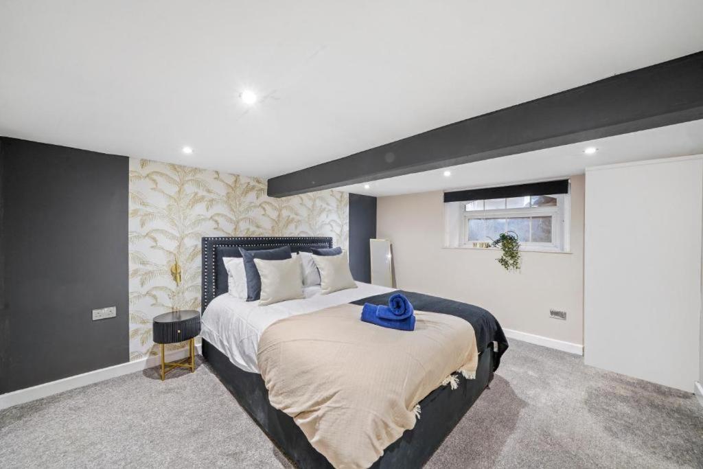 Holiday home Deluxe 5 Bed In - Parking - Hot Tub *
